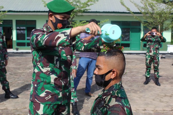 Kodim 0314 Inhil Gelar Tradisi Penerimaan 46 Anggota Tamtama Sebagai Warga Baru (foto/int)