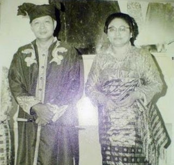 Presiden Soeharto dan Ibu Tien Pakai Baju Adat Kesultanan Buton, Netizen: Gagah dan Berwibawa (foto/int)