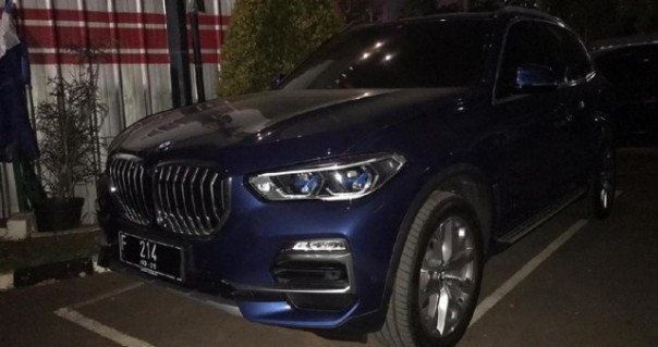 Mobil BMW baru milik Jaksa Pinangki yang kini terparkir di Gedung Kejagung RI. Foto: int 
