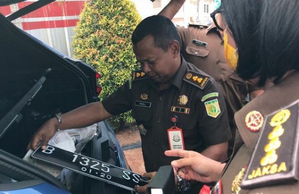 Jaksa memeriksa bagian dalam mobil BMW milik Jaksa Pinangki, terkait dugaan keterlibatannya dalam kasus yang menjerat Djoko Tjandra. Foto: int 