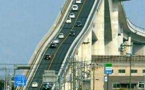 Jembatan Oshima Ohasasi di Jepang yang tampak memiliki tanjakan begitu curam. Foto: int 