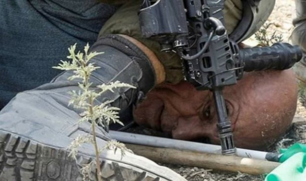 Viral Lutut Tentara Israel di Leher Lansia Palestina, Mirip Tragedi George Floyd di Amerika (foto/int)