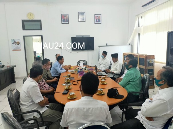 Ketua DPRD Provinsi Riau bersama Direktur Pollbeng  saat menggelar rapat tertutup