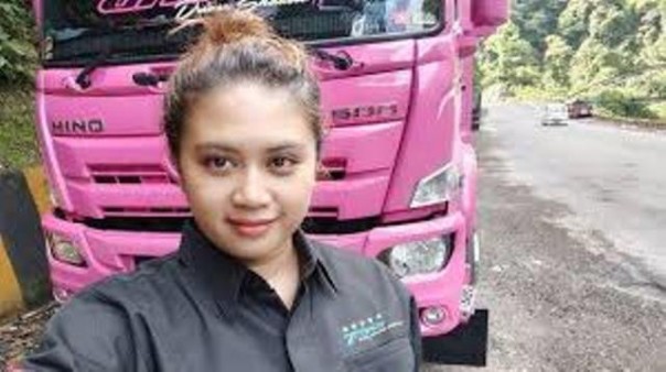 Devi di depan truk berwarna pink yang selalu setia menemaninya bekerja. Foto: int 