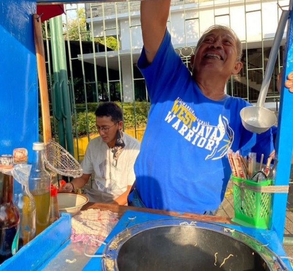 Sandiaga Uno Jajan Mie Ayam Pinggir Jalan, Ternyata Penjualnya Bikin Nostalgia (foto/int)
