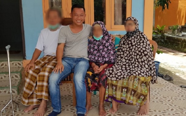 Rinto, warga Kapuas Hulu, Kalimantan Barat yang nekad berfoto bersama pasien positif Covid-19. (Ist/Antara)