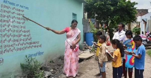 Kreatif, Guru Di Solapur Ini Mengecat Dinding Rumahnya Dengan Grafiti Demi Mengajar Siswa yang Tidak Memiliki Jarigan Internet