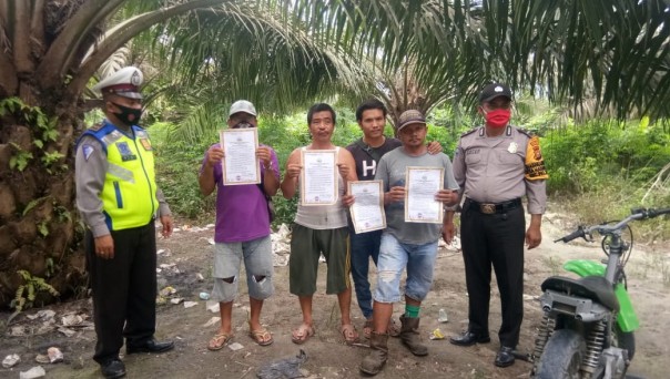 Personel Polsek Pangkalan Kuras Sebar Maklumat Kapolda Riau kepada Masyarakat