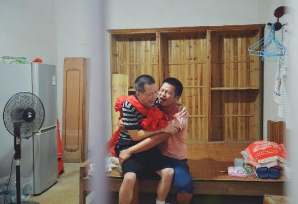 Zhang Yuhuan (kiri) menangis bersama putranya Zhang Baogang, setelah dinyatakan tak bersalah. Foto: int 