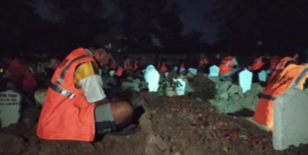 Tak Pakai Masker, Penduduk di Negara Ini Dipaksa Berdoa di Samping Kuburan Para Korban Covid-19