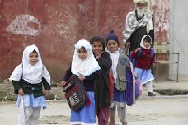 Anak-anak Afghanistan Akhirnya Kembali ke Sekolah Setelah Alami Penguncian Selama Lima Bulan di Rumah