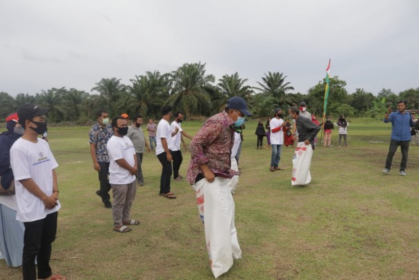 Ikuti Sejumlah Olahraga Tradisional Bupati Siak ikut Lomba Pacu Goni (foto/ist)