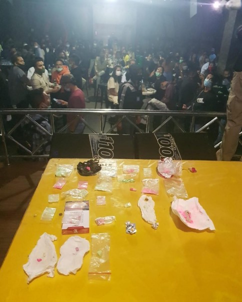 Sebanyak 41 butir pil ekstasi ditemukan tanpa pemiliknya ditempat hiburan malam S Club Pub Jalan Sudirman, Pekanbaru