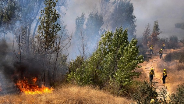 Kota-kota Terpencil Terpaksa Dievakuasi Pasca Kebakaran Hutan di California Terus Meluas