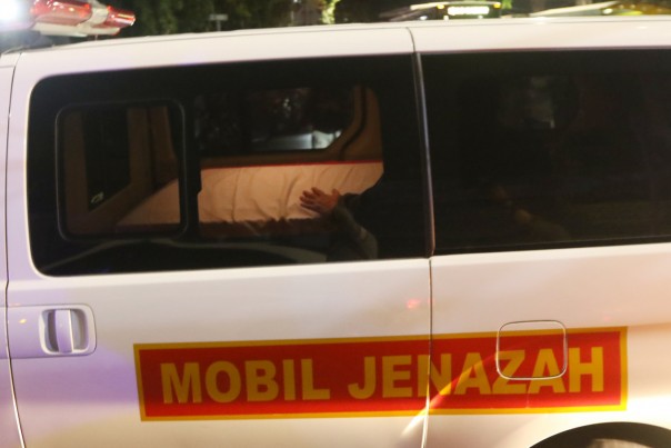 Pelanggar Protokol COVID-19 di Probolinggo Dipaksa Duduk di Dalam Mobil Jenazah Bersama Dengan Peti Mati