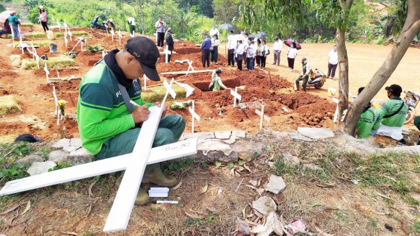 Lebih Dari 5.000 Jenazah Telah Dikubur di Bawah Protokol COVID-19, Lahan Pemakaman di Jakarta Semakin Sempit