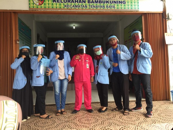 Mahasiswa KKN UNRI Bagi Faceshield di Kantor Kelurahan Bambu Kuning dan Puskesmas Rejosari (foto/int)