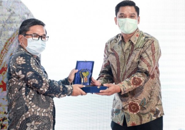 GM EMP Malacca Strait SA, Kelik Rudi Suharya, menerima plakat dari Wakil Menteri Lingkungan Hidup dan Kehutanan RI, Alue Dohong, pada kegiatan pencanangan “Rehabilitasi Daerah Aliran Sungai (DAS) untuk Pemulihan Lingkungan dan Meningkatkan Ekonomi Masyarakat di Masa Pandemi Covid-19” di Jakarta. Fot