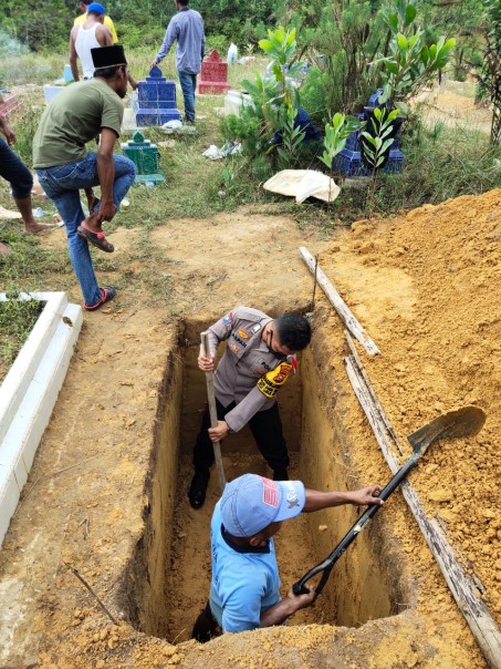 Ikuti Prosesi Pemakaman Warganya, Bhabinkamtibmas Desa Lubuk Ogung Hadir Ditengah Masyarakat