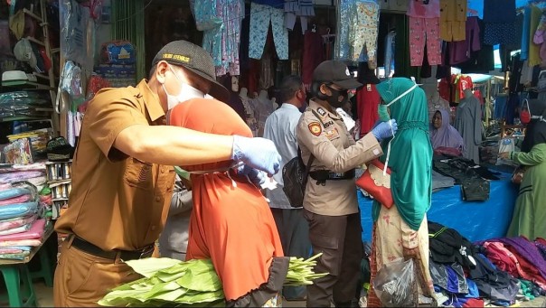 Putus Mata Rantai Penyebaran Covid-19, Polsek Ukui dan Pemerintah Kecamatan Bagikan Masker di Pasar Tradisional Ukui