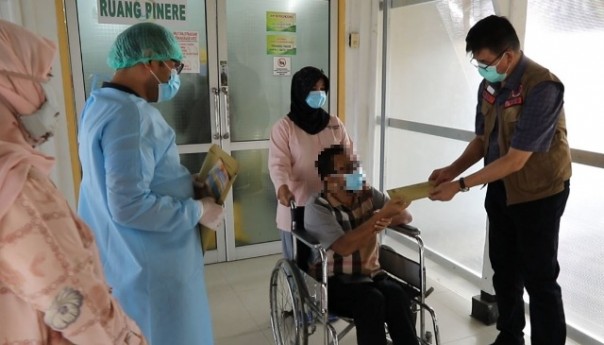 Salah seorang pasien Covid-19 di RSUD Arifin Achmad Pekanbaru yang dinyatakan sembuh setelah menjalani perawatan, beberapa waktu lalu. Foto: int 