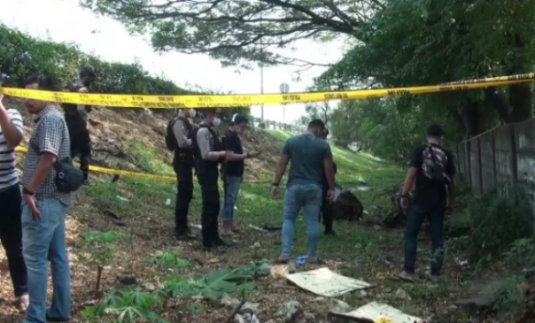 Petugas Kepolisian melakukan olah TKP di lokasi tempat ditemukannya mayat editor Metro TV Yodi Prabowo. Foto: int 