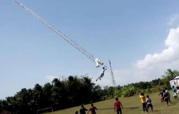 Penampakan remaja yang terbang akibat terseret layang berbentuk naga di Bantul, yang viral di medsos. Foto: int 