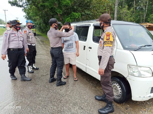 Polsek Pangkalan Lesung Bagikan Masker Kepada Masyarakat