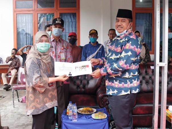 Bupati Alfedri Terima Uang Pecahan Kemerdekaan Dari Bank Indonesia (foto/ist)