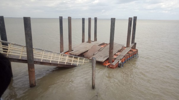 Diterjang Badai, Ponton HDPE Pelabuhan Serapung Ambruk (foto/ardi)