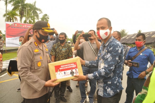 Polres Siak Bagikan 10.000 Masker Pada Acara Launching Pembagian Masker Serentak, Kampanye Jaga Jarak dan Hindari Kerumunan (foto/lin)