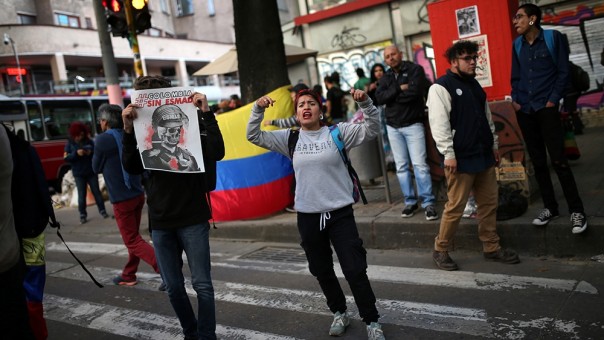 Kematian Warga Karena Disentrum Berulang Kali Dengan Pistol Sentrum Oleh Polisi Picu Kerusuhan di Seluruh Kolombia 
