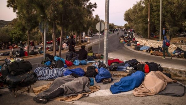 Ribuan Pengungsi Tidur Nyenyak di Jalanan Tanpa Makanan, Setelah Kebakaran di Kamp Pengungsi Moria