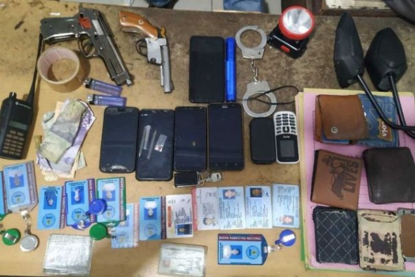 Sejumlah barang bukti yang disita dari gerombolan polisi gadungan yang beraksi di Medan, Sumatera Utara. Foto: int 