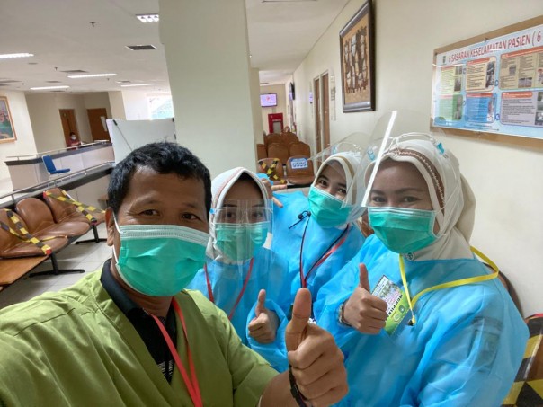 Balon Bupati Bengkalis Indra Gunawan saat foto Selfi bersama perawat RSUD Arifin Achmad
