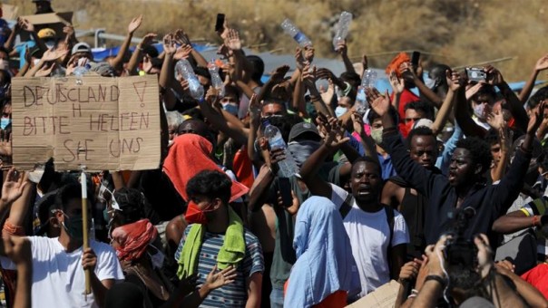 Ribuan Pengungsi Lakukan Aksi Protes Damai Setelah Kamp Pengungsi di Pulau Moria Habis Terbakar