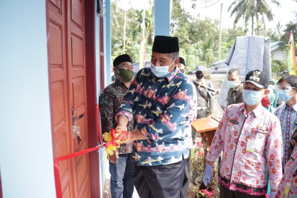 Optimalkan Layanan Kesehatan, Bupati Alfedri Resmikan Poskesdes kampung Sabak Permai (foto/ist)