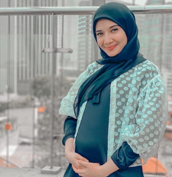 Jalan 10 Minggu Kehamilan, Zaskia Sungkar Pamer Foto Baby Bump, Netizen: Sehat Terus (foto/int)