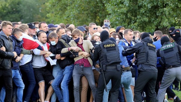 Polisi Belarusia Menahan Sedikitnya 250 Pengunjuk Rasa yang Berdemonstrasi di Minsk