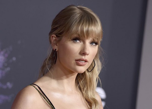 Taylor Swift Tampil di Country Music Awards