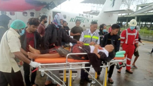 Salah seorang warga sipil yang menjadi korban teror KKB di Papua, saat akan dievakuasi menuju rumah sakit. Foto: int 