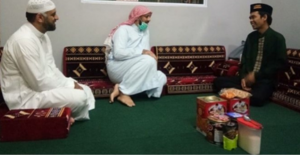 Ustaz Abdul Somad saat bersilaturahmi dengan Syekh Ali Jaber. Foto: int 