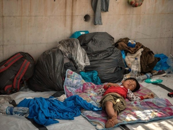 Ribuan Pengungsi Termasuk Lansia dan Anak-anak, Menghadapi Tunawisma dan Permusuhan Di Yunani