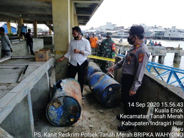 Drum Pelatik Berisis Bahan Bakar Meledak di Pelabuhan Kuala Enok, Tiga Orang Jadi Korban (foto/rgo)
