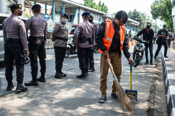 Mulai Dari Sweeping Hingga Menggali Kuburan, Indonesia Semakin Kreatif Dalam Menangani Para Pelanggar Protokol COVID-19