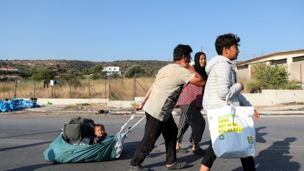 Hidup Terlunta-Lunta Pasca Kebakaran di Moria, Polisi Yunani Pindahkan Para Pengungsi dan Ribuan Migran ke Kamp Baru di Lesbos  