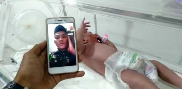 Praka Saiful Zuhri melantunkan azan untuk putrinya yang baru lahir dengan menggunakan layanan video call. Foto: int 