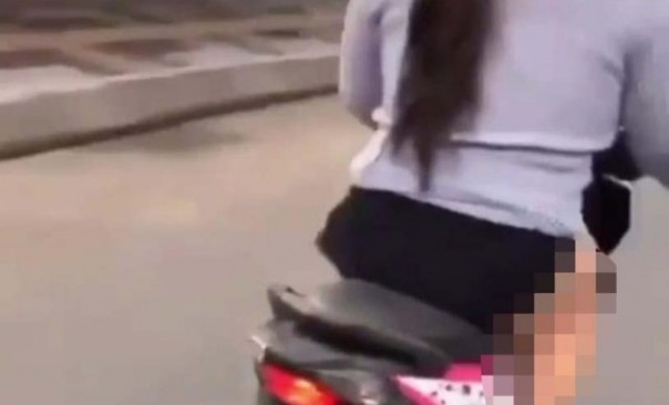 Salah satu bagian rekaman video yang memperlihatkan Mbak Ida sedang pamer celana dalam sambil motoran. Foto: int 