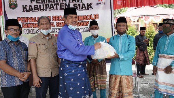 Pemkab Siak Salurkan Bantuan Sembako Tahap II Untuk 33 Ribu KK di Pusako (foto/lin)