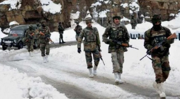 Militer India melakukan operasi di kawasan pegunungan yang berbatasan dengan China saat musim dingin. Foto: int 